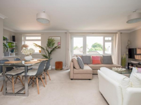 Pass the Keys Stylish 2 Bedroom Flat Apartment with Free Parking in Windsor